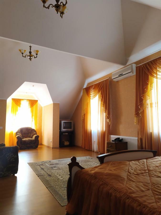 Hotel Tropicana Svitlovodsʼk Extérieur photo